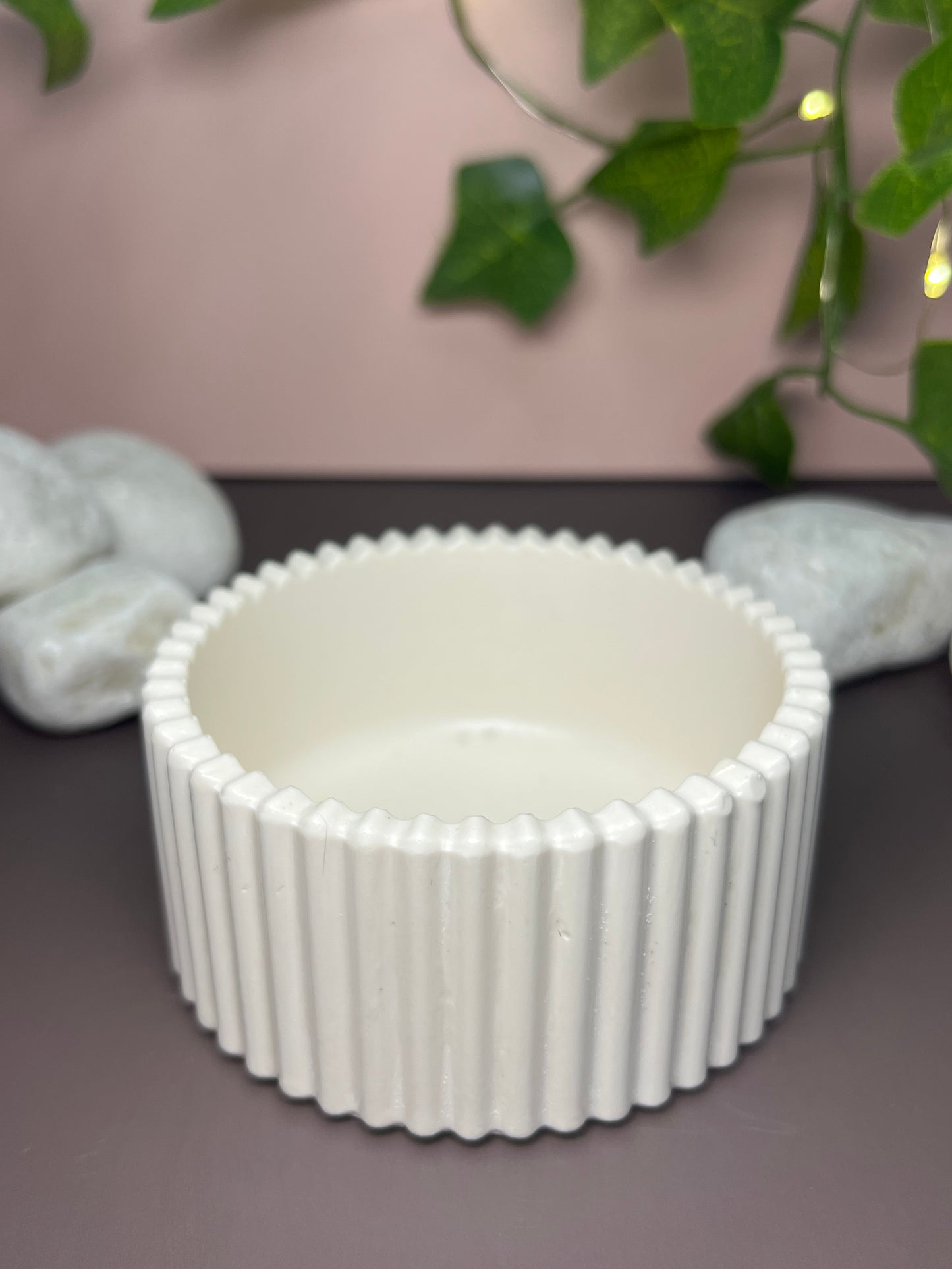 🍶 Cuenco Decorativo “Ribbed Chic” – Eco Resin 🤍♻️